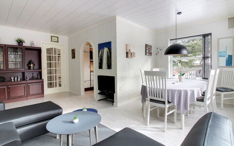 Gwen - 2.7Km from the Sea: Mobilia, Interior Design, Pavimentazione, Pavimento, Parete, Divano, Soffitto, Legna, Soggiorno, Lampada