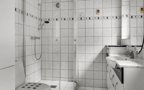 Gwen - 2.7Km from the Sea: Bagno, Idraulico Fixture, Interior Design, Gabinetto, Pavimentazione, Pavimento, Idraulico, Lavello, Doccia, Piastrella