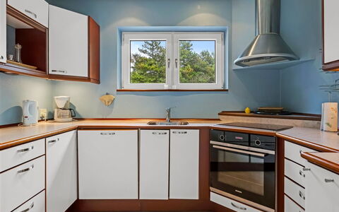 Gwen - 2.7Km from the Sea: Pavimentazione, Legna, Cucina, Interior Design, Cabinetry, Apparecchio Major, Controsoffitto, Pavimento, Elettrodomestico Da Cucina, Soffitto