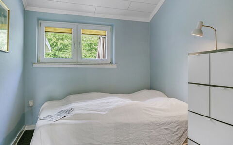 Gwen - 2.7Km from the Sea: Blu, Parete, Camera Da Letto, Pavimentazione, Pavimento, Interior Design, Soffitto, Letto, Lenzuolo, Bedding