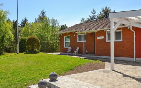 Gwen - 2.7Km from the Sea: Casa, Zona Residenziale, Tetto, Casa, Arbusto, Villetta, Lotto, Giardino, Prato, Raccordo