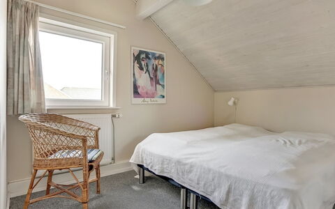 Palni - 2.3Km from the Sea: Parete, Camera Da Letto, Pavimento, Letto, Legna, Pavimentazione, Interior Design, Soffitto, Mobilia, Lenzuolo