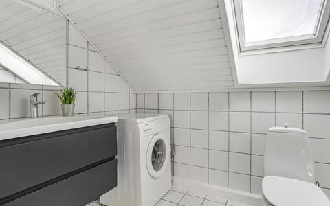 Palni - 2.3Km from the Sea: Pavimentazione, Pavimento, Idraulico Fixture, Soffitto, Interior Design, Rubinetto, Lavello, Idraulico, Bagno, Piastrella