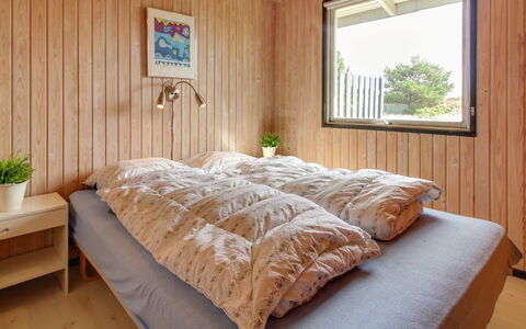 Elsa - 700M from the Sea: Letto, Camera Da Letto, Interior Design, Mobilia, Legna, Lenzuolo, Pavimentazione, Pavimento, Bedding, Soffitto