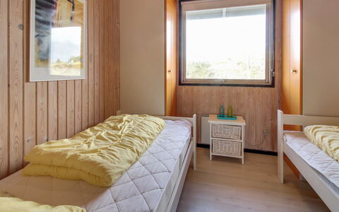 Elsa - 700M from the Sea: Parete, Camera Da Letto, Legna, Pavimento, Letto, Interior Design, Pavimentazione, Lenzuolo, Bedding, Soffitto