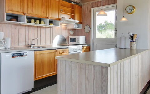 Elsa - 700M from the Sea: Cucina, Controsoffitto, Mobilia, Legna, Pavimentazione, Interior Design, Elettrodomestico Da Cucina, Cabinetry, Pavimento, Illuminazione