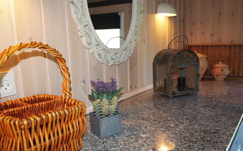 Maureen - 10.5Km from the Sea: Materiali Naturali, Pianta Della Casa, Vaso Di Fiori, Cestino, Controsoffitto, Cucina