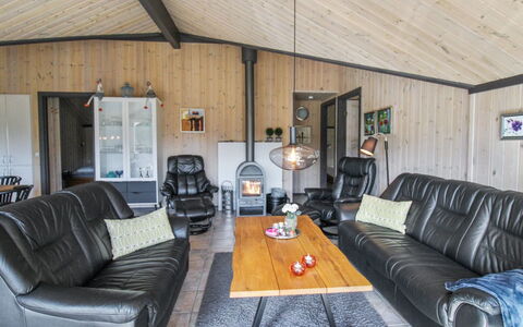 Maureen - 10.5Km from the Sea: Legna, Soffitto, Mobilia, Pavimento, Casa, Porta, Divano, Soggiorno, Latifoglie