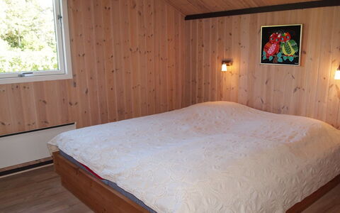 Maureen - 10.5Km from the Sea: Pavimentazione, Legna, Pavimento, Interior Design, Mobilia, Camera, Soffitto, Camera Da Letto, Color Legno, Letto