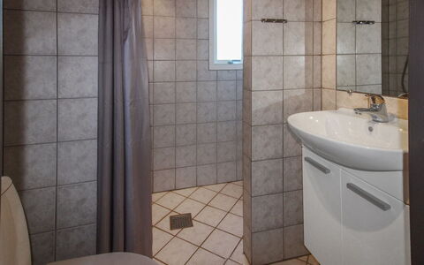 Maureen - 10.5Km from the Sea: Bagno, Idraulico Fixture, Pavimentazione, Pavimento, Lavandino Del Bagno, Interior Design, Gabinetto, Toilet Seat, Lavello, Idraulico