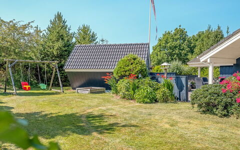 Maureen - 10.5Km from the Sea: Tetto, Casa, Giardino, Villetta, Prato, Shade, Cortile, Edifici Giardino, Landscaping, Backyard