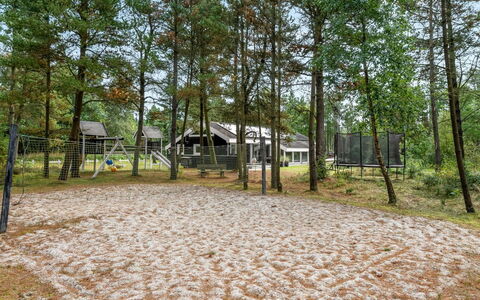 Jensen - 700M to the Fjord: Albero, Woodland, Shade, Suolo, Boschetto, Trail, Parco, Backyard, Log Cabin, Edifici Giardino
