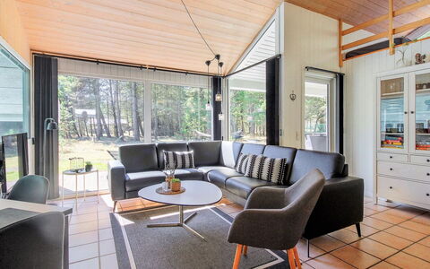 Jensen - 700M to the Fjord: Interior Design, Divano, Soffitto, Soggiorno, Casa, Latifoglie, Lampada, Pavimento In Legno, Color Legno