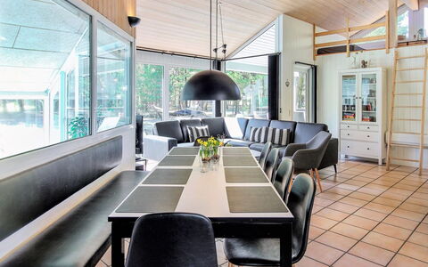 Jensen - 700M to the Fjord: Interior Design, Soffitto, Mobilia, Lampada, Pavimentazione, Divano, Bicchiere, Soggiorno, Sedia