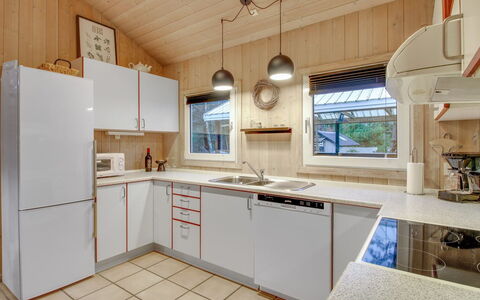 Jensen - 700M to the Fjord: Cucina, Controsoffitto, Elettrodomestico Da Cucina, Interior Design, Pavimentazione, Apparecchio Major, Legna, Soffitto, Cabinetry, Lampada