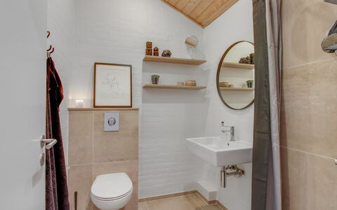 Jensen - 700M to the Fjord: Pavimentazione, Parete, Interior Design, Pavimento, Legna, Idraulico Fixture, Bagno, Soffitto, Casa, Illuminazione