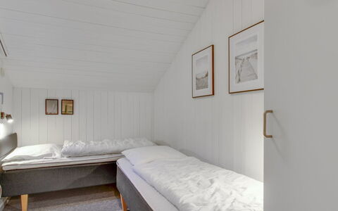 Jensen - 700M to the Fjord: Camera Da Letto, Legna, Letto, Pavimento, Lenzuolo, Soffitto, Pavimentazione, Bedding, Interior Design, Telaio Del Letto