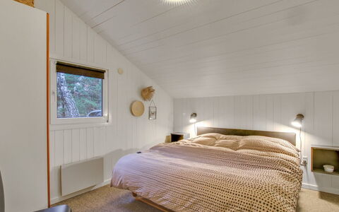 Jensen - 700M to the Fjord: Interior Design, Camera Da Letto, Letto, Soffitto, Legna, Pavimentazione, Pavimento, Lenzuolo, Bedding, Camera