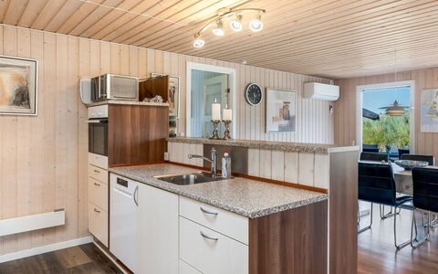 Ottar - 400M from the Sea: Legna, Controsoffitto, Interior Design, Pavimentazione, Cucina, Mobilia, Pavimento, Cabinetry, Soffitto, Casa