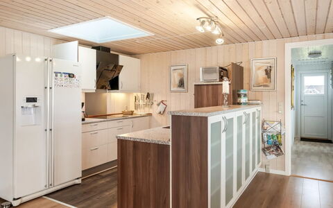 Ottar - 400M from the Sea: Legna, Interior Design, Pavimentazione, Cucina, Mobilia, Soffitto, Pavimento In Legno, Controsoffitto, Pavimento, Cabinetry