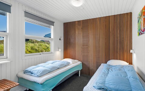 Ottar - 400M from the Sea: Camera Da Letto, Letto, Legna, Lenzuolo, Interior Design, Soffitto, Bedding, Pavimento, Telaio Del Letto, Pavimentazione