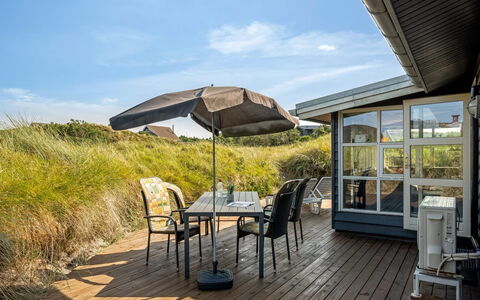 Ottar - 400M from the Sea: Sedia, Mobili Da Esterno, Shade, Deck, Latifoglie, Portico, Tavolo Esterno, Plank, Terrazza, Balcone