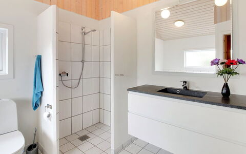 Ottar - 400M from the Sea: Interior Design, Pavimentazione, Idraulico Fixture, Pavimento, Lavello, Lavandino Del Bagno, Legna, Mobiletto Del Bagno, Bagno, Rubinetto