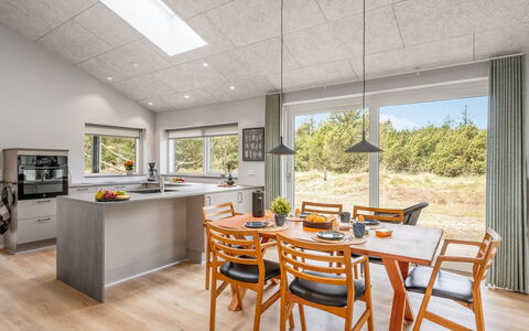Alena - 1Km from the Sea: Pavimentazione, Legna, Mobilia, Interior Design, Cucina, Soffitto, Pavimento, Controsoffitto, Cucina & Sala Da Pranzo Tavolo, Pavimento In Legno
