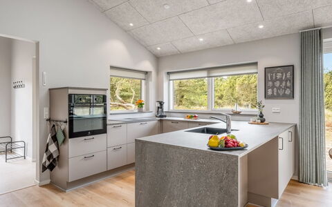 Alena - 1Km from the Sea: Cucina, Controsoffitto, Pavimentazione, Interior Design, Elettrodomestico Da Cucina, Apparecchio Major, Soffitto, Pavimento, Cabinetry, Mobilia