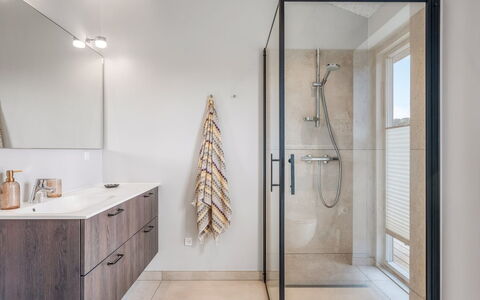 Alena - 1Km from the Sea: Pavimentazione, Interior Design, Idraulico Fixture, Pavimento, Bagno, Idraulico, Mobiletto Del Bagno, Specchio, Piastrella, Soffitto