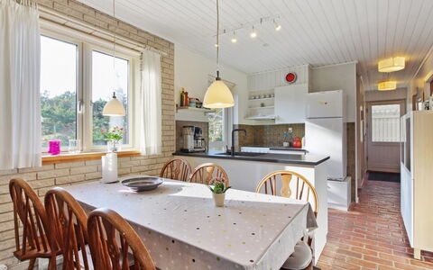 Laurin - 600M from the Sea: Legna, Mobilia, Interior Design, Soffitto, Pavimentazione, Casa, Cucina, Casa, Illuminazione, Lampada