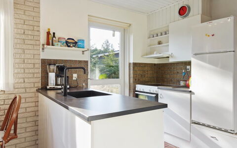 Laurin - 600M from the Sea: Cucina, Controsoffitto, Elettrodomestico Da Cucina, Interior Design, Pavimentazione, Cabinetry, Apparecchio Major, Legna, Mobilia, Pavimento