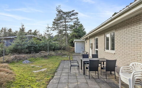 Laurin - 600M from the Sea: Arbusto, Casa, Casa, Zona Residenziale, Lotto, Tetto, Villetta, Groundcover, Raccordo, Estate