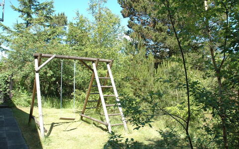 Laurin - 600M from the Sea: Legna, Scala, Giardino, Swing, Woodland, Woody Impianto, Attrezzatura Giochi All'Aperto, Shade, Backyard, Giungla
