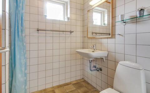 Laurin - 600M from the Sea: Bagno, Idraulico Fixture, Lavandino Del Bagno, Pavimentazione, Pavimento, Lavello, Gabinetto, Toilet Seat, Interior Design, Idraulico