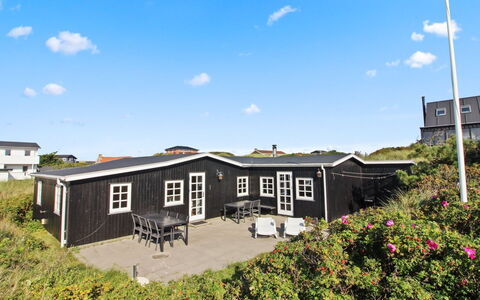Gudwer - 300M from the Sea: Arbusto, Urban Design, Groundcover, Brick, Appartamento, Estate, Muratura, Balcone, Landscaping