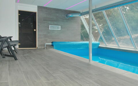 Irlin - 800M from the Sea: Tetto, Casa, Lotto, Casa, Villetta, Estate, Edifici Giardino, Shade, Log Cabin, Landscaping