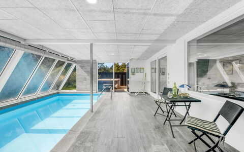 Irlin - 800M from the Sea: Tetto, Casa, Lotto, Casa, Villetta, Estate, Edifici Giardino, Shade, Log Cabin, Landscaping