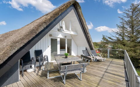 Irlin - 800M from the Sea: Tetto, Casa, Lotto, Casa, Villetta, Estate, Edifici Giardino, Shade, Log Cabin, Landscaping