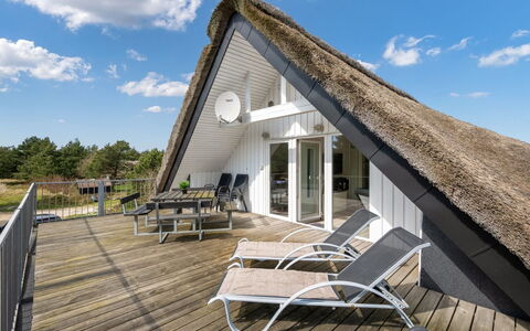 Irlin - 800M from the Sea: Tetto, Casa, Lotto, Casa, Villetta, Estate, Edifici Giardino, Shade, Log Cabin, Landscaping