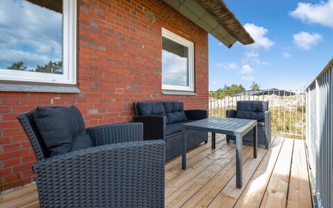 Irlin - 800M from the Sea: Tetto, Casa, Lotto, Casa, Villetta, Estate, Edifici Giardino, Shade, Log Cabin, Landscaping