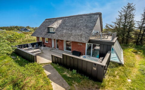 Irlin - 800M from the Sea: Tetto, Casa, Lotto, Casa, Villetta, Estate, Edifici Giardino, Shade, Log Cabin, Landscaping
