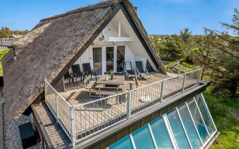 Irlin - 800M from the Sea: Tetto, Casa, Lotto, Casa, Villetta, Estate, Edifici Giardino, Shade, Log Cabin, Landscaping