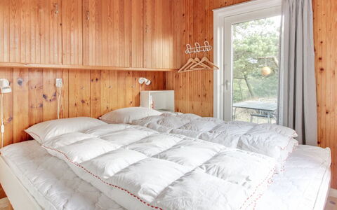 Kanutte - 400M from the Sea: Camera Da Letto, Legna, Lenzuolo, Letto, Bedding, Interior Design, Mobilia, Biancheria, Casa, Pavimento