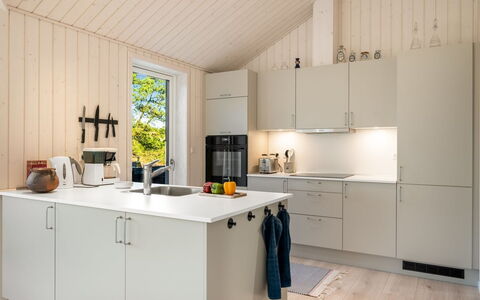 Nanouk - 500M from the Sea: Cucina, Controsoffitto, Elettrodomestico Da Cucina, Pavimentazione, Legna, Interior Design, Mobilia, Cabinetry, Apparecchio Major, Pavimento