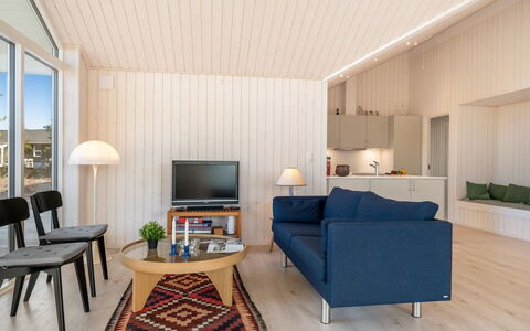 Nanouk - 500M from the Sea: Interior Design, Mobilia, Pavimentazione, Pavimento, Divano, Legna, Soffitto, Soggiorno, Camera, Lampada