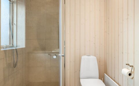 Nanouk - 500M from the Sea: Toilet Seat, Bagno, Gabinetto, Pavimentazione, Idraulico Fixture, Parete, Pavimento, Lavandino Del Bagno, Lavello, Interior Design