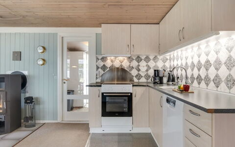 Yardila - 1.5Km from the Sea: Cucina, Interior Design, Legna, Pavimentazione, Elettrodomestico Da Cucina, Soffitto, Controsoffitto, Apparecchio Major, Cabinetry, Pavimento