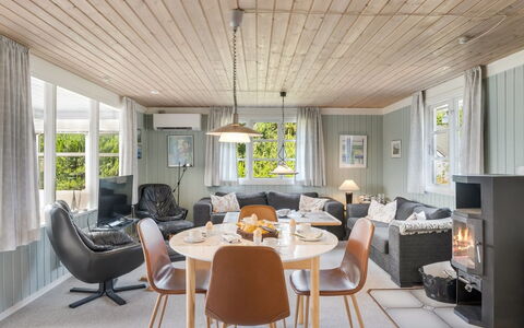 Yardila - 1.5Km from the Sea: Interior Design, Mobilia, Legna, Soffitto, Pavimentazione, Lampada, Soggiorno, Casa, Pavimento, Sedia