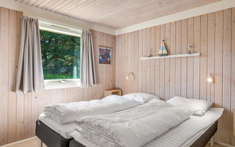 Yardila - 1.5Km from the Sea: Letto, Camera Da Letto, Lenzuolo, Legna, Bedding, Interior Design, Mobilia, Soffitto, Pavimento, Telaio Del Letto